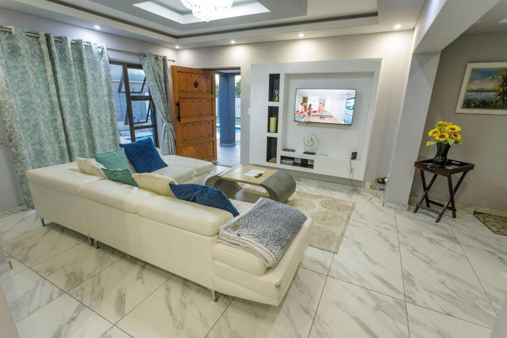 Cozier Glitz Villa Cape Town Exterior foto