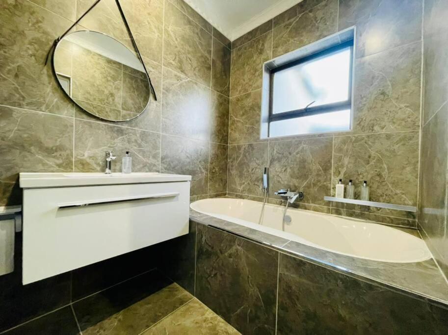 Cozier Glitz Villa Cape Town Exterior foto